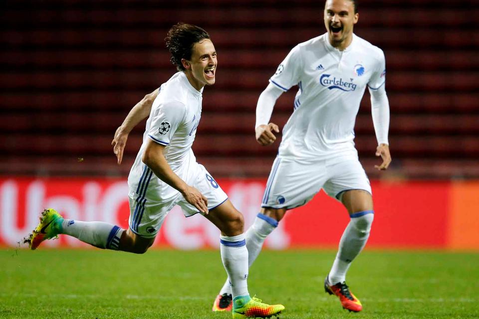 FCK's Thomas Delaney har scoret til 2-0 og jubler med Erik Johansson. 