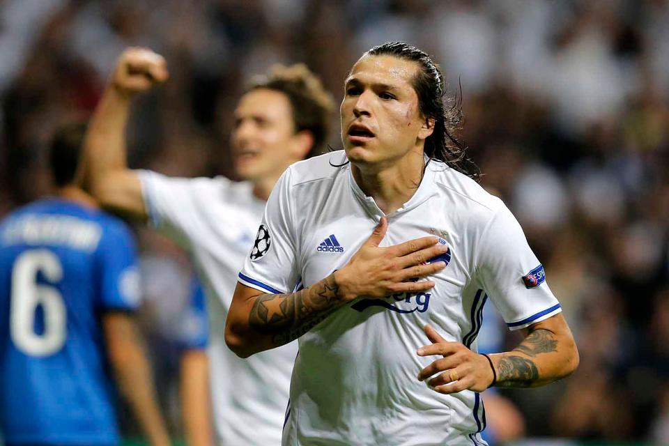 FCK's Federico Santander har scoret til 3-0 og jubler med Thomas Delaney i baggrunden. 