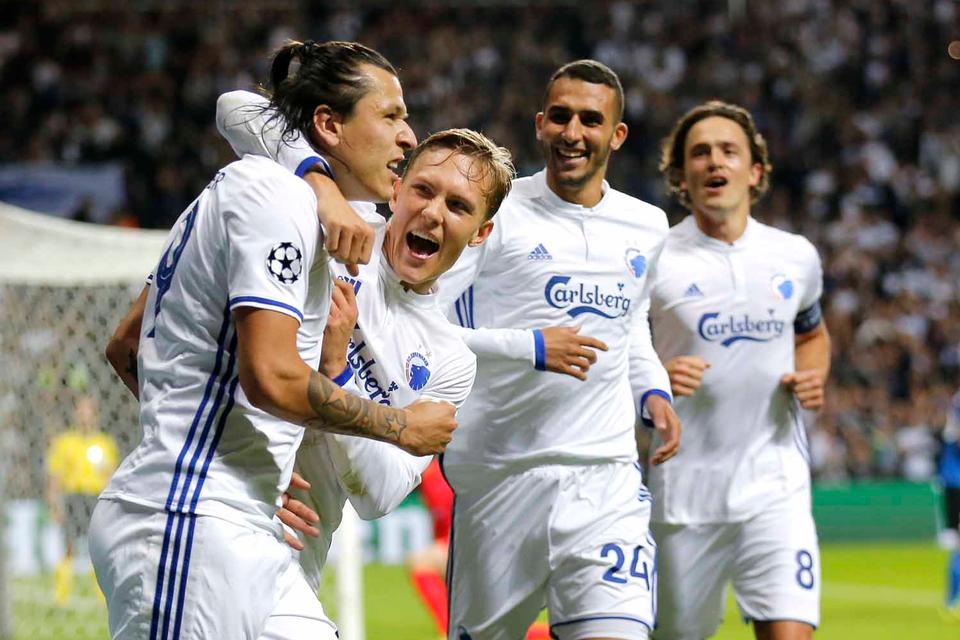 FCK's Federico Santander har scoret til 3-0 og jubler sammen med Ludwig Augustinsson, Youssef Toutouh og Thomas Delaney. 