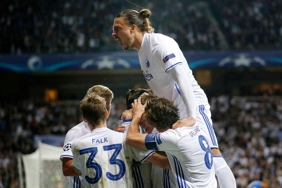 FCK's Erik Johansson jubler efter Federico Santanders scoring til 3-0. 