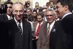 Der var altid grund til at følge den nu afdøde Peres. Som her, hvor han som udenrigsminister holder fredsmøde med PLO's Mahmoud Abbas og sin egyptiske kollega Amr Moussa i Kairo. 