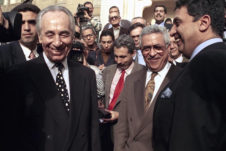 Der var altid grund til at følge den nu afdøde Peres. Som her, hvor han som udenrigsminister holder fredsmøde med PLO's Mahmoud Abbas og sin egyptiske kollega Amr Moussa i Kairo. 