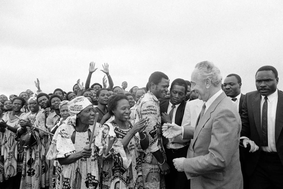 I 1986 blev han som ministerpræsident modtaget af dansere ved et officielt besøg i Cameroun. 
