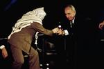 DØDSFALD. Shimon Peres er gået bort. Han var en mand, der var vant til det søgelys, som altid er rettet mod Mellemøsten. Her rækker han den palæstinensiske leder Yasser Arafat et glas vand under et møde i Unesco i Paris. De to modtog i 1994 Nobels fredspris sammen med Yitzhak Rabin. 