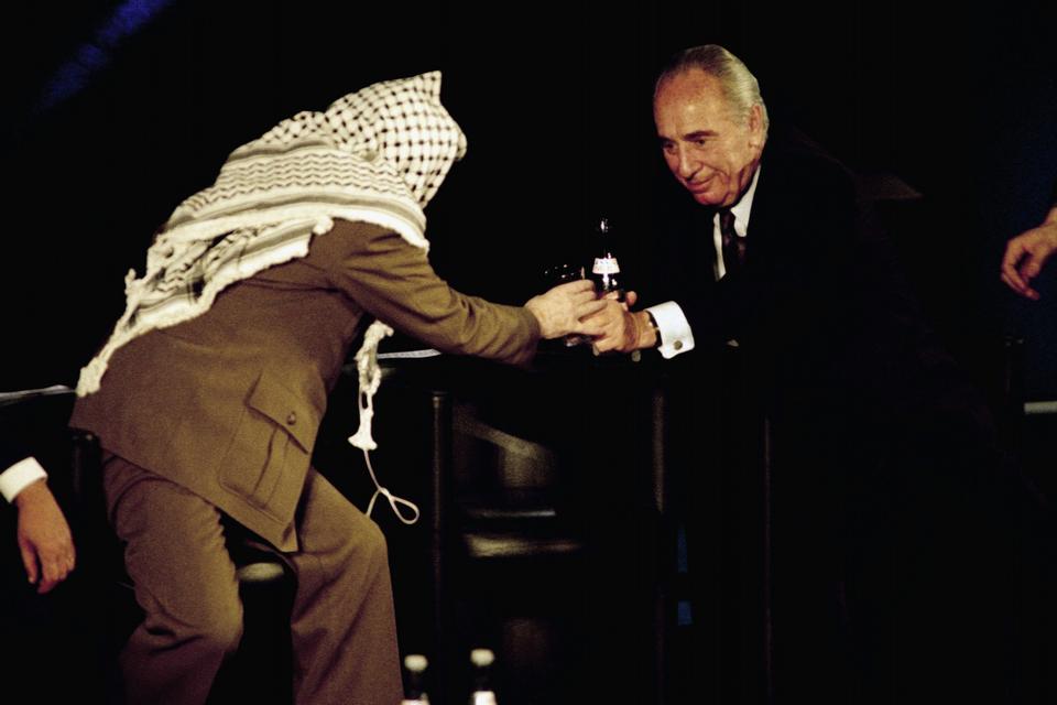 DØDSFALD. Shimon Peres er gået bort. Han var en mand, der var vant til det søgelys, som altid er rettet mod Mellemøsten. Her rækker han den palæstinensiske leder Yasser Arafat et glas vand under et møde i Unesco i Paris. De to modtog i 1994 Nobels fredspris sammen med Yitzhak Rabin. 