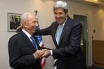 Andre møder er mere stilfædige, men ikke mindre hjetelige af den grund: John Kerry, USA's udenrigsminister, ses her med Peres i 2013. 