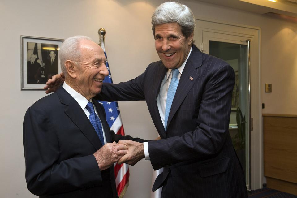 Andre møder er mere stilfædige, men ikke mindre hjetelige af den grund: John Kerry, USA's udenrigsminister, ses her med Peres i 2013. 