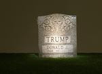 Kunst. Kampagnesloganet »make America great again« er blevet til »made America hate again« på kunstneren Brian Whiteleys bud på Donald Trumps gravsten. 