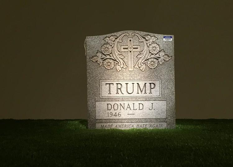 Kunst. Kampagnesloganet »make America great again« er blevet til »made America hate again« på kunstneren Brian Whiteleys bud på Donald Trumps gravsten. 