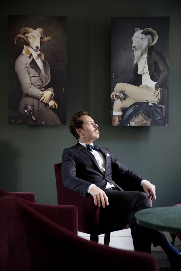 EKSKLUSIVITET. Claus Mossbeck er formand for direktørnetværket Tatarklubben. Han har kontor i Brønnums Hus, hvor store kulturpersonligheder som August Bournonville og H.C. Andersen har haft deres gang. 