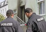 POLITIFOLK undersøger stedet udenfor moskeen i Dresden, hvor den første bombe sprang mandag aften. 