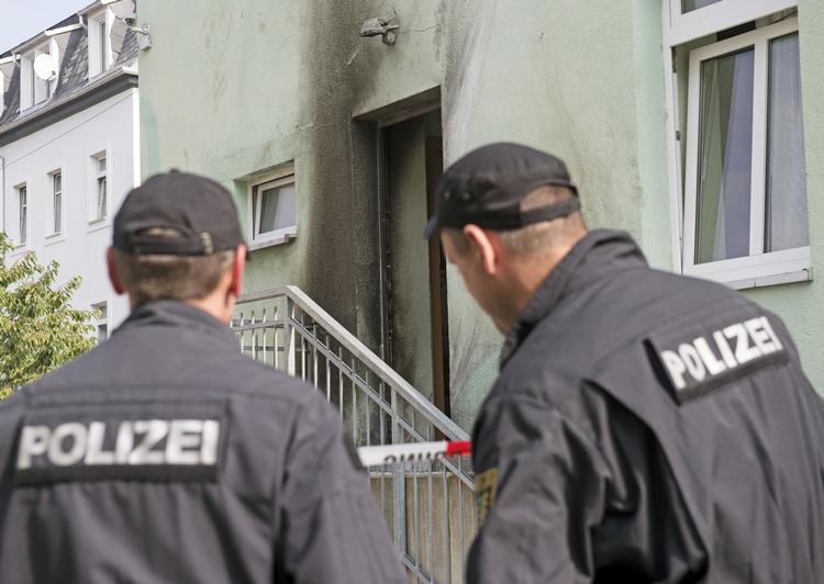 POLITIFOLK undersøger stedet udenfor moskeen i Dresden, hvor den første bombe sprang mandag aften. 