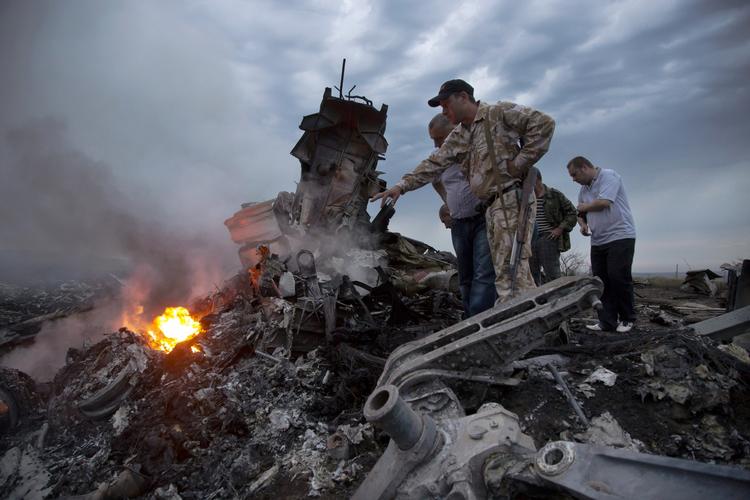 Nedskudt. Efterforskere fastslår, at det malaysiske passagerfly MH17 blev nedskudt af missil transporteret fra Rusland. 