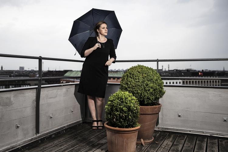 Afkøling. Da Karen Hækkerup fra den ene dag til den anden i 2014 skiftede jobbet som justitsminister ud med posten som direktør i Landbrug &amp; Fødevarer, diskuterede Folketinget et forslag fra Enhedslisten om at indføre en karensperiode for toppolitikere, før de må tage et job i erhvervslivet. 