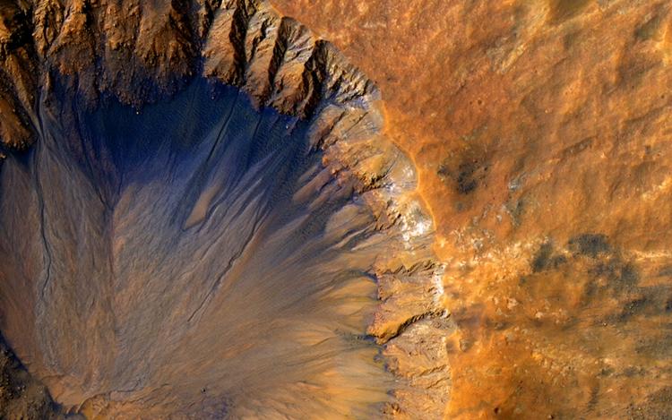 Krater på Mars. Forskerne kender endnu ikke de lokationer, hvor de vil søge efter tegn på tidligere liv på Mars. Abigail Allwood, der er geolog, hjælper med at spotte de rette steder. Foto: NASA/JPL/University of Arizona 