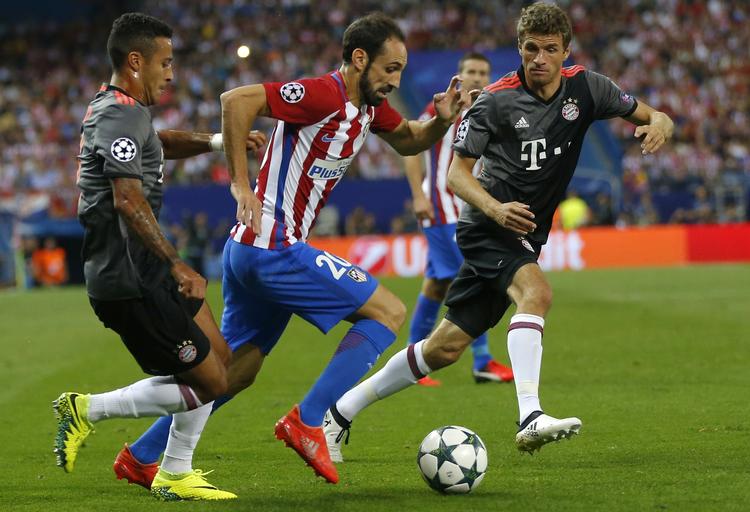 Omringet. Juanfran i kamp med Bayern-spillerne Thiago og Thomas Müller. 