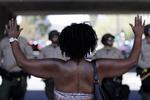 Demonstration. 'Hands up - don't shoot' lyder et fast kampråb blandt amerikanere, der protesterer over politivold. 