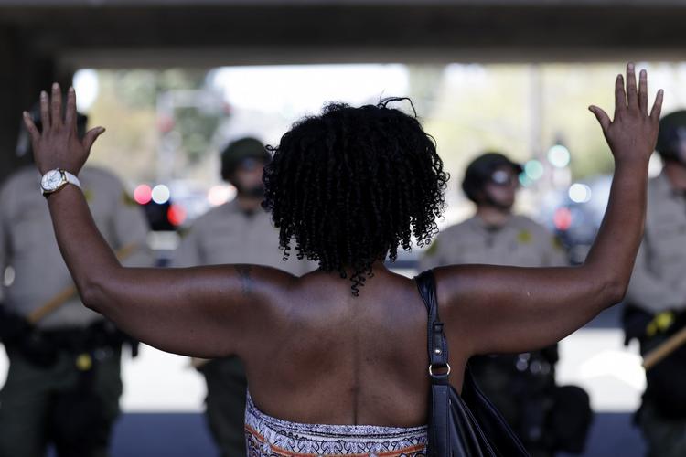Demonstration. 'Hands up - don't shoot' lyder et fast kampråb blandt amerikanere, der protesterer over politivold. 
