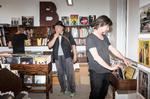 Helle for musikken. I den nye butik på Vesterbro kan kunderne bladre gennem vinyler, finde musiker biografier på reolerne og lytte til akustiske koncerter på den lille scene. Bag disken står indehaver Peter Sørensen, der tidligere har været booker på Vega og stadig er medejer af koncertbureauet Beatbox Booking. Foto: Ivan Riordan Boll 