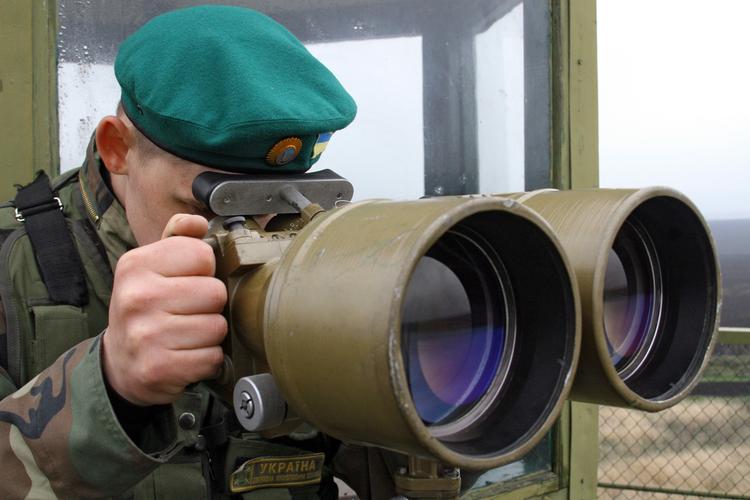 Grænsevagterne mellem Ukraine og Rusland kan ikke nøjes med kikkerter fremover, hvis de skal opdage anti-ukrainsk materiale i bøger, der importeres fra Rusland. 