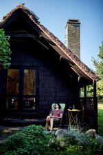 Stjernestund. Forfatter Christina Hesselholdt elsker sit lille hus i den store have ved Roskilde Fjord. Det lægger hun mange penge i. 