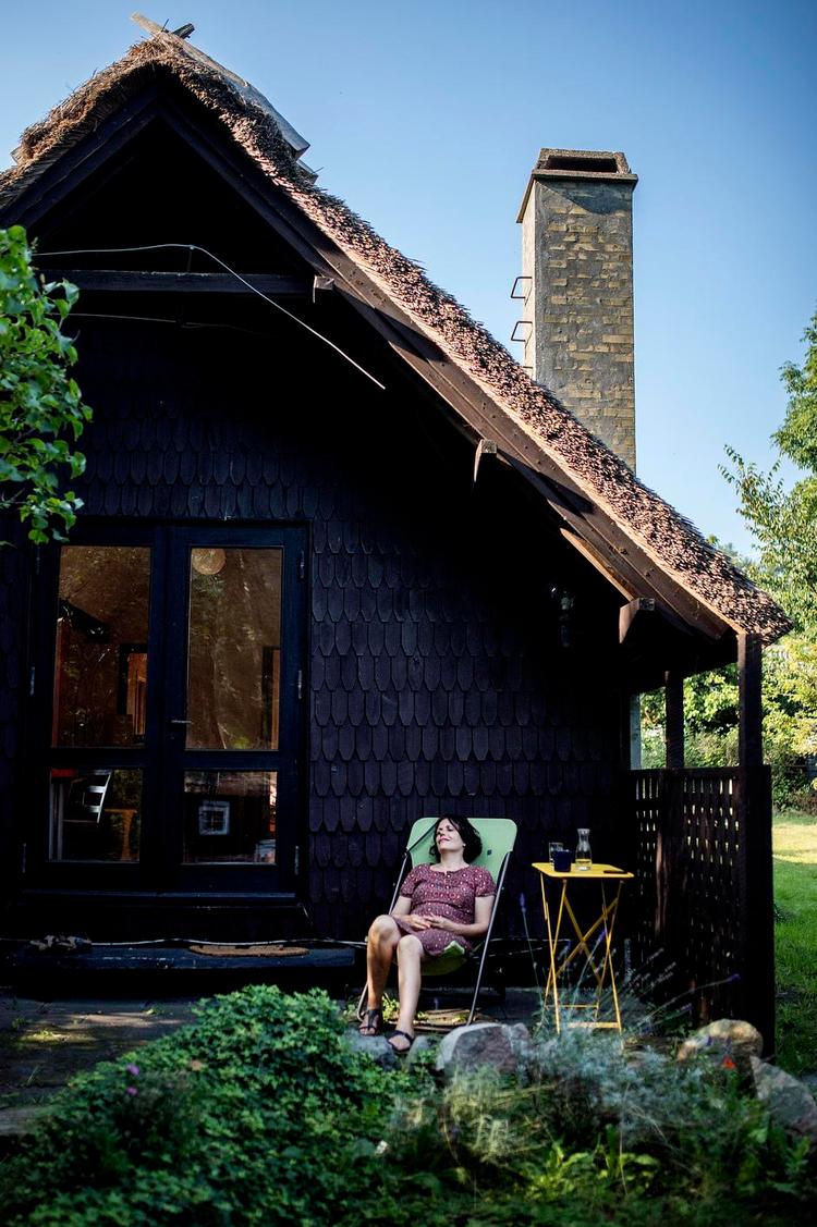 Stjernestund. Forfatter Christina Hesselholdt elsker sit lille hus i den store have ved Roskilde Fjord. Det lægger hun mange penge i. 