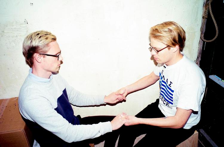 Seance. Ibyen tog del i en af hans øvelser, da kunstneren i anledning af sin nye udstilling gik i trance og vred sig i smerte, indtil avisens udsendte sagde fra og blev smidt ud. 