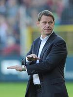 Træner. Frank Arnesen gestikulerer til sine spillere i en fodboldkamp mellem Hamburg og Freiburg. 