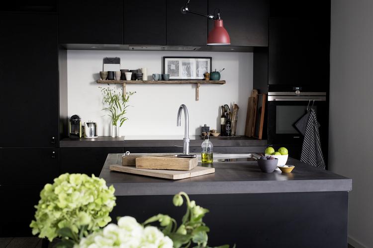 Centralt. Den moderne bolig er bygget op omkring køkken-alrummet, hvor stuen også er inddraget. 