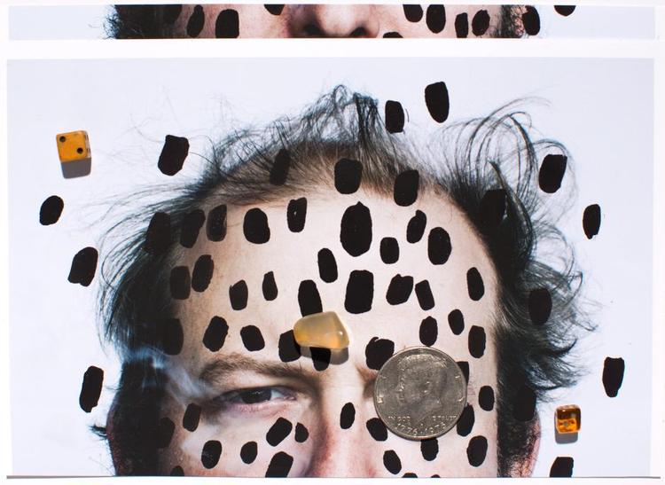 Eneboer. Isoleret i en jagthytte opfandt 35-årige Justin Vernon Bon Iver. På tredje udspil under det navn har Vernon indtaget rollen som eneboer i nye soniske landskaber, hvor ingen har været før. 