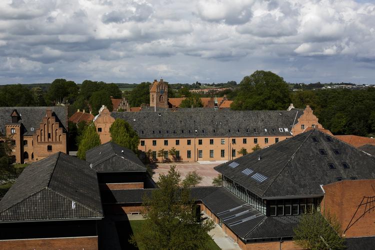 Overgreb. Herlufsholm Kostskole har kendt til et overgreb på en pige fra 8. klasse i flere dage, men besluttede ikke at gå til politiet. 
