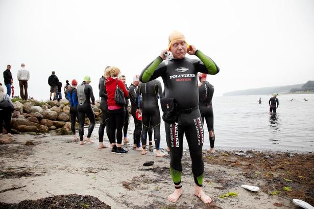 HALVMANDEN. KMD Challenge Aarhus 2011. Per Munch er ved at være klar. På grund af koldt vand (13 grader), blev svømmedistancen på 1,9 km skåret ned til 1 km. Ellers havde motionsredaktøren ligget derude endnu. Arkivfoto: Hans Christian Jacobsen 