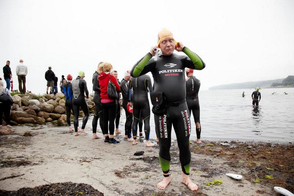 HALVMANDEN. KMD Challenge Aarhus 2011. Per Munch er ved at være klar. På grund af koldt vand (13 grader), blev svømmedistancen på 1,9 km skåret ned til 1 km. Ellers havde motionsredaktøren ligget derude endnu. Arkivfoto: Hans Christian Jacobsen 
