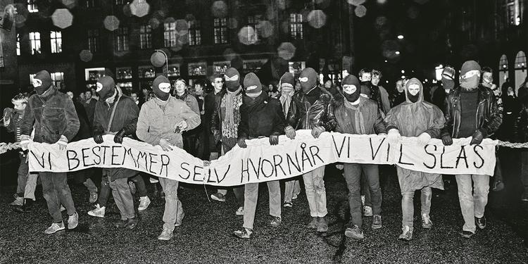 Farvel. Foto fra september 1986 hvor BZ'erne foretog et »ordnet tilbagetog« fra det besatte Ryesgade 58. Historien om den sidste dag i Ryesgade og flere andre fortællinger fra den tid, kan man nu læse på BZ Portalen på Facebook, hvor flere BZ-ere i protest mod Peter Øvig Knudsens kommende BZ-bog, selv fortæller deres historier. 