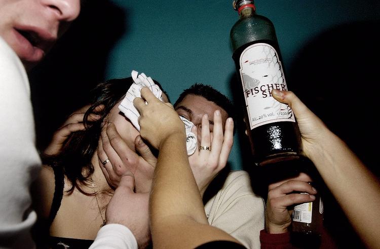 druk. Det er ikke alle unge, der kan styre det, når de drikker alkohol. 32.000 unge danskere drikker på en måde, der gør, at det går ud over deres øvrige liv. 