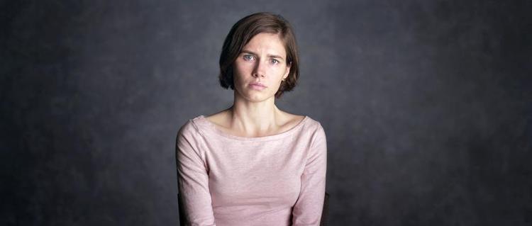 Øjne. Anklager Giuliano Mignini gjorde meget ud af Amanda Knox’ opførsel, og pressen gjorde meget ud af hendes udseende, især hendes øjne. »I skal ikke kigge på mine øjne, men på kends gerningerne«, siger Amanda Knox i dokumentaren, der bærer hendes navn. Det havde alle ellers meget svært ved dengang i 2007, da hun blev anholdt og senere kendt skyldig i mordet på sin bofælle. I 2015 blev hun endeligt frikendt. Foto: Netflix 