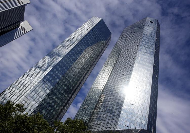 Hovedkvarteret for Deutsche Bank i Frankfurt, som gennem de sidste år har gennemlevet den ene skandale efter den anden. Nu forhandler banken om en fusion med en anden tysk gigant, Commerzbank. 