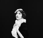 INDIEPOP. Russisk-amerikanske Regina Spektor er vendt tilbage til pianoet og den tåtrippende sangskrivning, der gav hende en central placering på New Yorks indiepop-scene for ti år siden. 