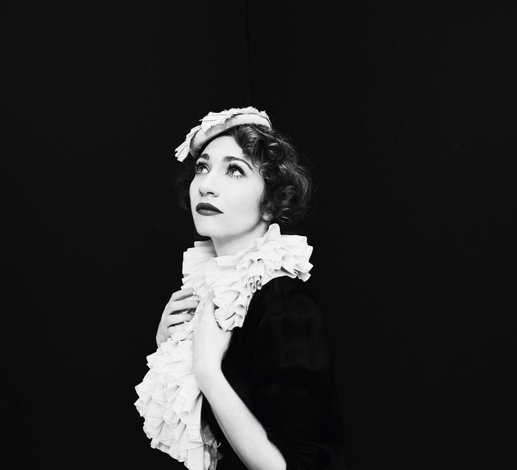 INDIEPOP. Russisk-amerikanske Regina Spektor er vendt tilbage til pianoet og den tåtrippende sangskrivning, der gav hende en central placering på New Yorks indiepop-scene for ti år siden. 
