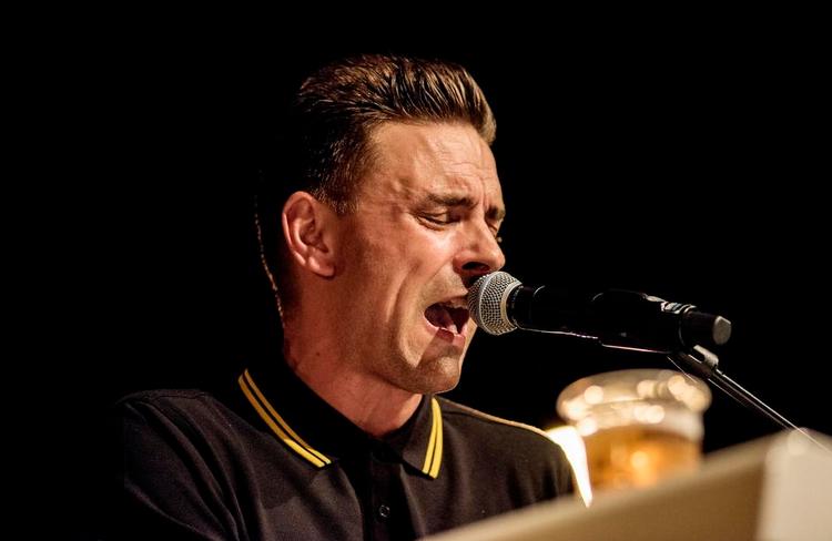 Tilbageblik. I det næsten tre timer lange show blander Simon Kvamm egne og andres sange med anekdoter bl.a. fra barndommens Silkeborg. 