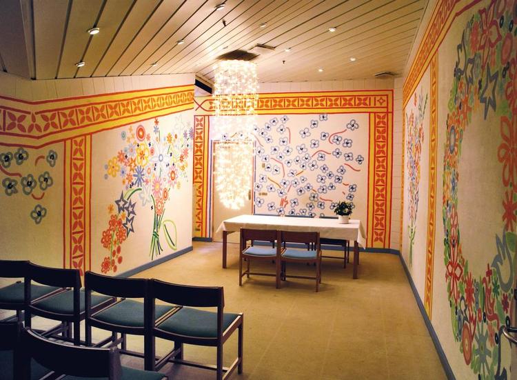 Familieopgave. Poul Gernes rykkede ind med sin hustru og datter, når kommunens ansatte gik hjem, og dekorerede Horsens Rådhus - heriblandt vielsessalen, som ses her på billedet. 