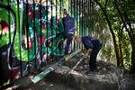 Aktion: Et hold christianitter lukker et hul i plankeværket ud til Bådsmandsstræde, hvor pushere havde lavet en hashbod. 