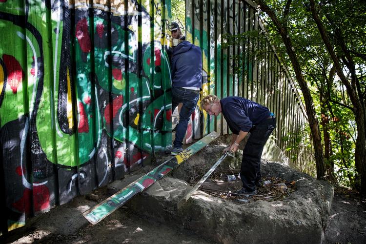 Aktion: Et hold christianitter lukker et hul i plankeværket ud til Bådsmandsstræde, hvor pushere havde lavet en hashbod. 