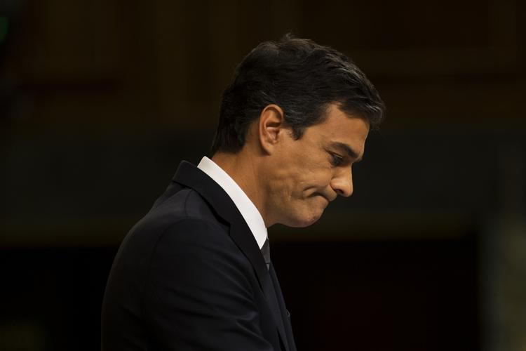 modvind. Pedro Sanchez er i modvind i sit eget parti, hvor 300 medlemmer i dag holdt møde. En stor del af deltagerne krævede angiveligt, at partilederen gik af. 