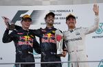 VINDER. Red Bull-kørerem  Daniel Ricciardo (midten) fra Australien fejrer sin sejr i Malaysia sammen med nummer to, holdkammeraten  Max Verstappen (tv) og Mercedes-kørerem  Nico Rosberg 