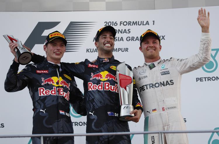 VINDER. Red Bull-kørerem  Daniel Ricciardo (midten) fra Australien fejrer sin sejr i Malaysia sammen med nummer to, holdkammeraten  Max Verstappen (tv) og Mercedes-kørerem  Nico Rosberg 