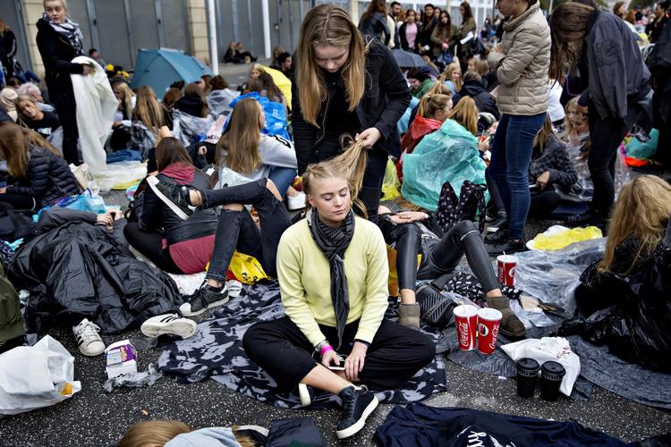 BIEBER Hundredevis af Justin Bieberfans sidder klar mange timer, før verdensstjernen går på gulvet. 