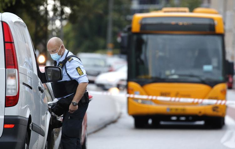 skuddrama. Politiet er talstærkt til stede i Emdrup, efter dagens skyderi, som sårede to mænd. 