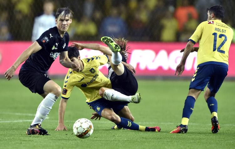 Fight. I Brøndby havde mandskaberne hver sin gode halvleg. 