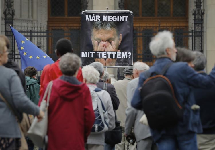nederlag. En demonstrant holder et plakat med Viktor Orban med teksten 'Hvad har jeg gjort igen'. 